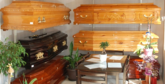 Выбрать гроб можно в похоронном агентстве