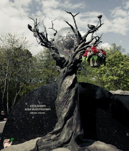 Памятник на могиле Ильи Сегаловича
