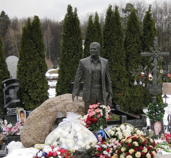 памятник на могиле Владислава Галкина