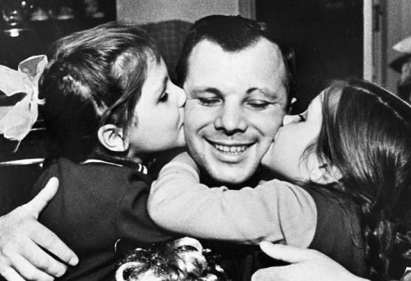 Юрий Гагарин с дочерьми