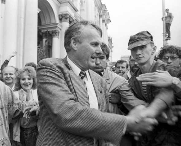 Анатолий Собчак во время митинга на Дворцовой площади в 1991 году