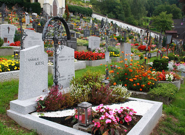 Ухоженные могилы и памятники