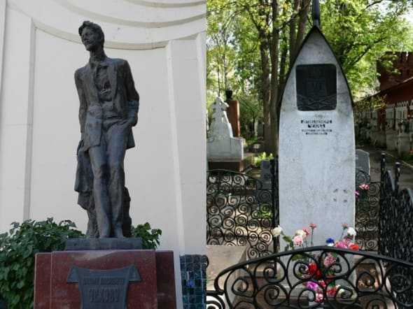 памятник и могила Антона Чехова