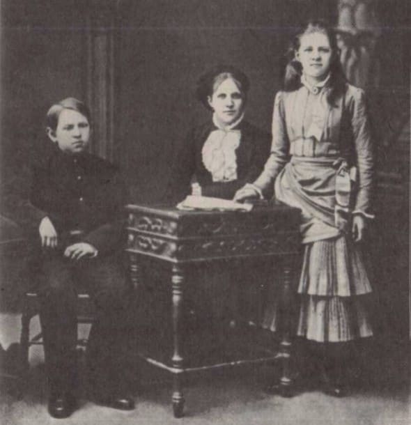 Анна Достоевская с детьми Любовью и Федором