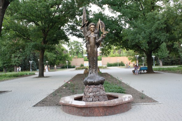 Памятник Снежиной в Луганске, где она родилась