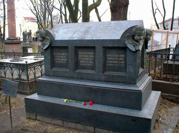 Памятник на могиле Жуковского в некрополе Александро-Невской лавры в Санкт-Петербурге