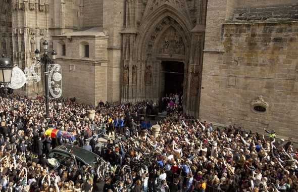 Похоронная процессия у Кафедрального собора Севильи