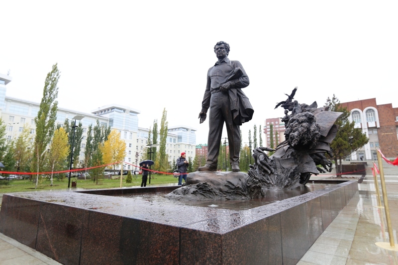 Памятник Кариму в Уфе