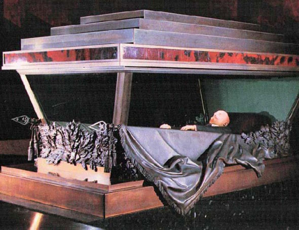 Саркофаг с телом Ленина в Мавзолее