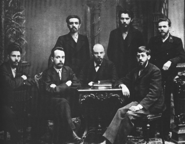 Владимир Ленин (в центре за столиком) в составе «Союза борьбы за освобождение рабочего класса»