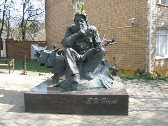 Памятник Е. Носову в Курске