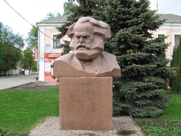 Памятник Карлу Марксу в Калуге