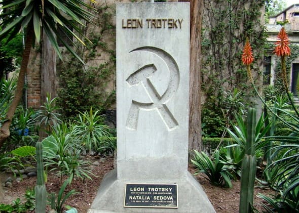 Памятник на могиле Льва Троцкого