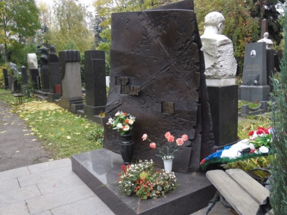 Могила Гайдара на Новодевичьем кладбище в Москве